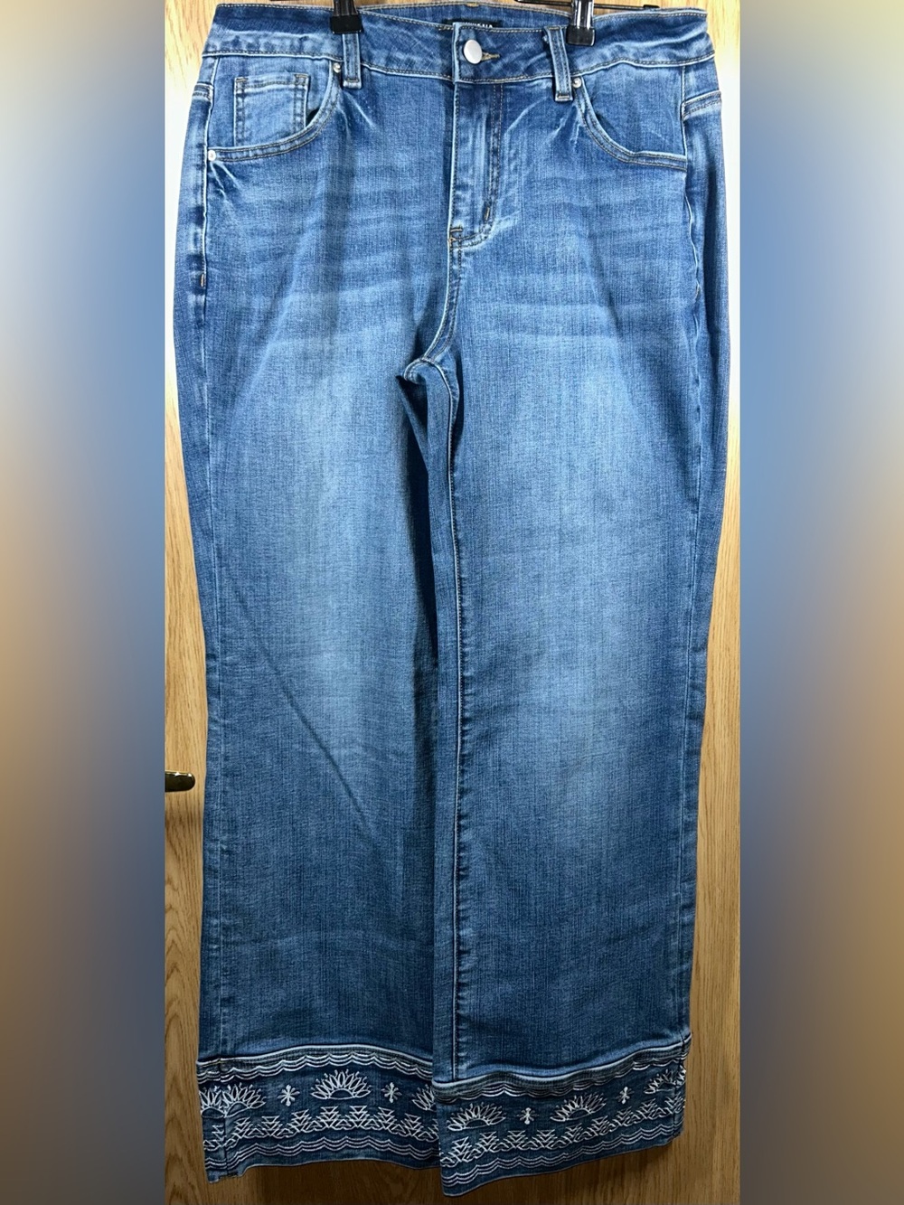 Flamingals Women’s Size L (30-31”) Straight Leg Mid Rise Embroidery Hems Jeans